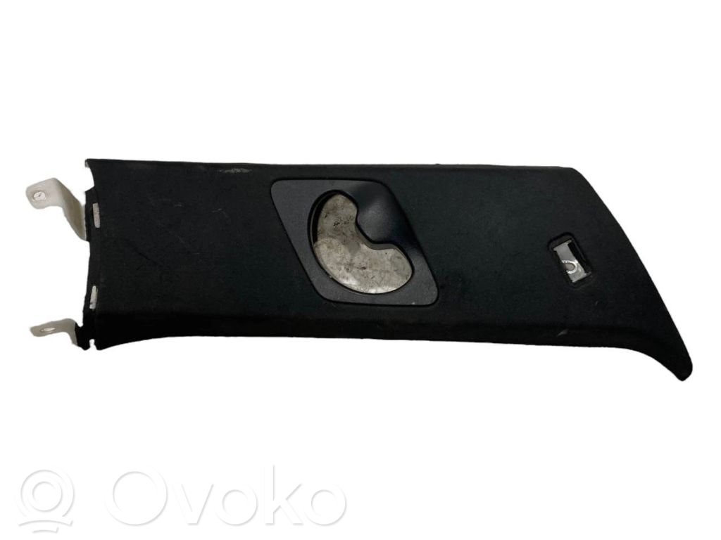 (C) statņa dekoratīvā apdare