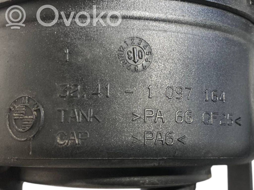 Stūres pastiprinātāja šķidruma tvertne