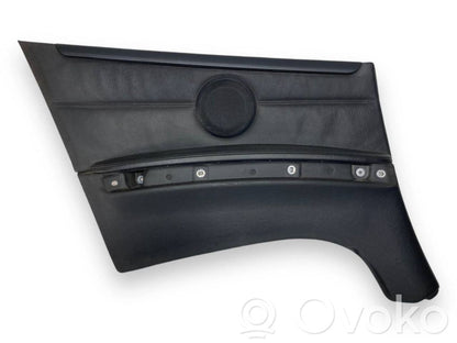 Apšuvums aizmugurējām durvīm