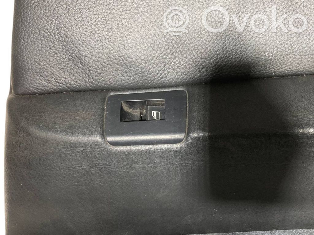 Apšuvums aizmugurējām durvīm