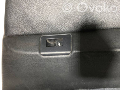 Apšuvums aizmugurējām durvīm