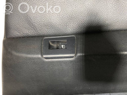 Apšuvums aizmugurējām durvīm