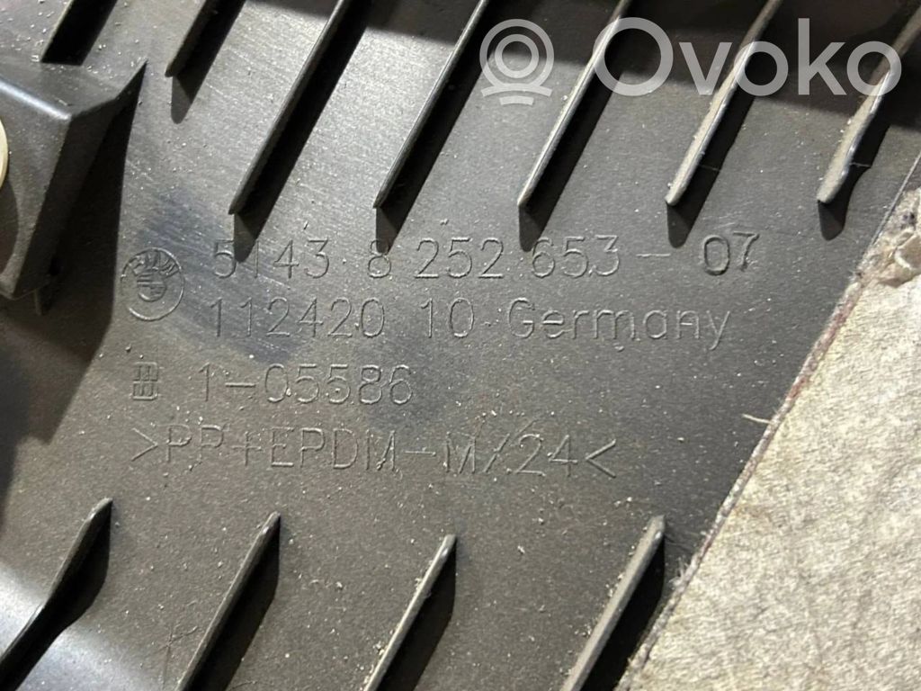 (C) statņa dekoratīvā apdare