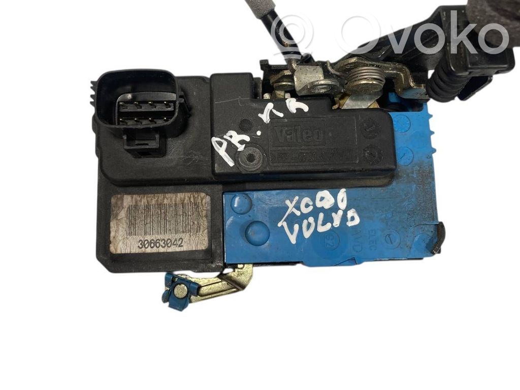 Priekšpusē slēdzene