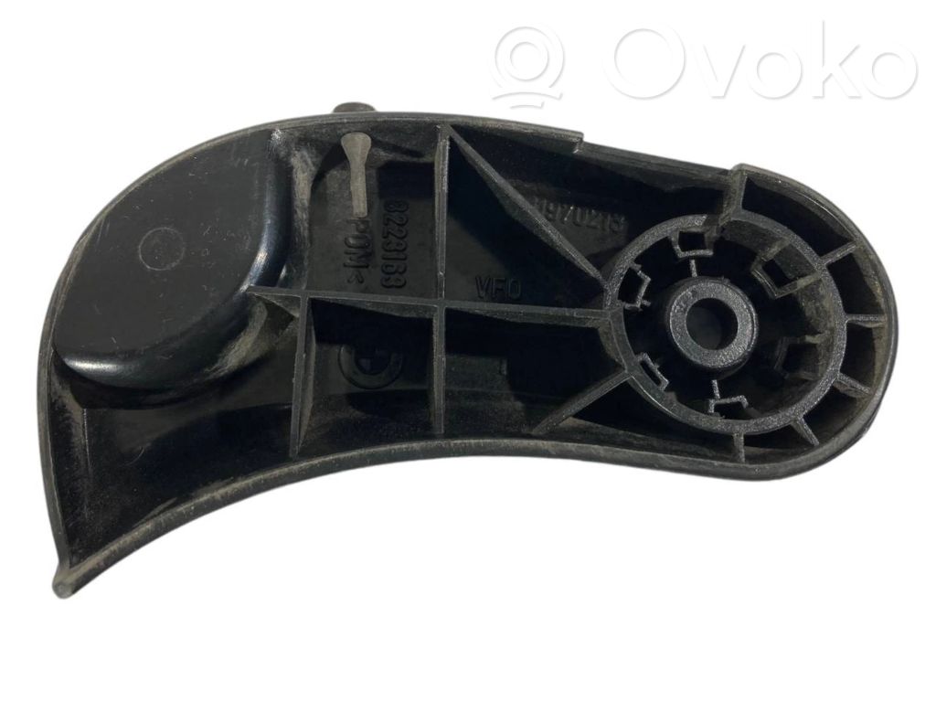 Dzinēja pārsega attaisīšanas rokturītis