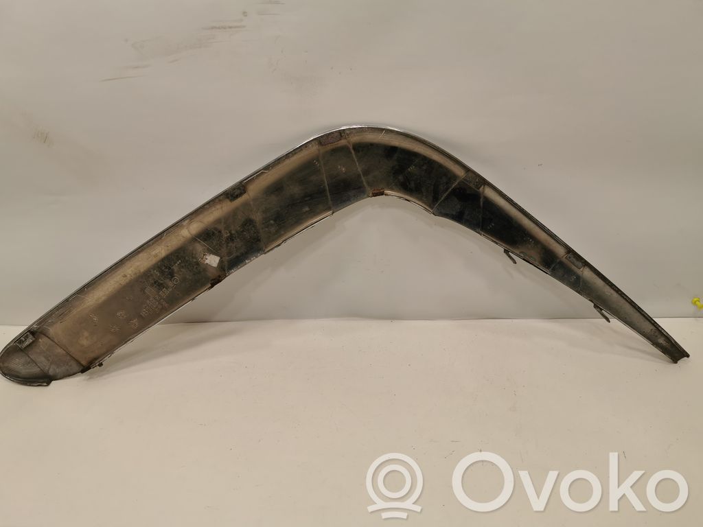 Priekšpusē dekoratīva bampera uzlikas