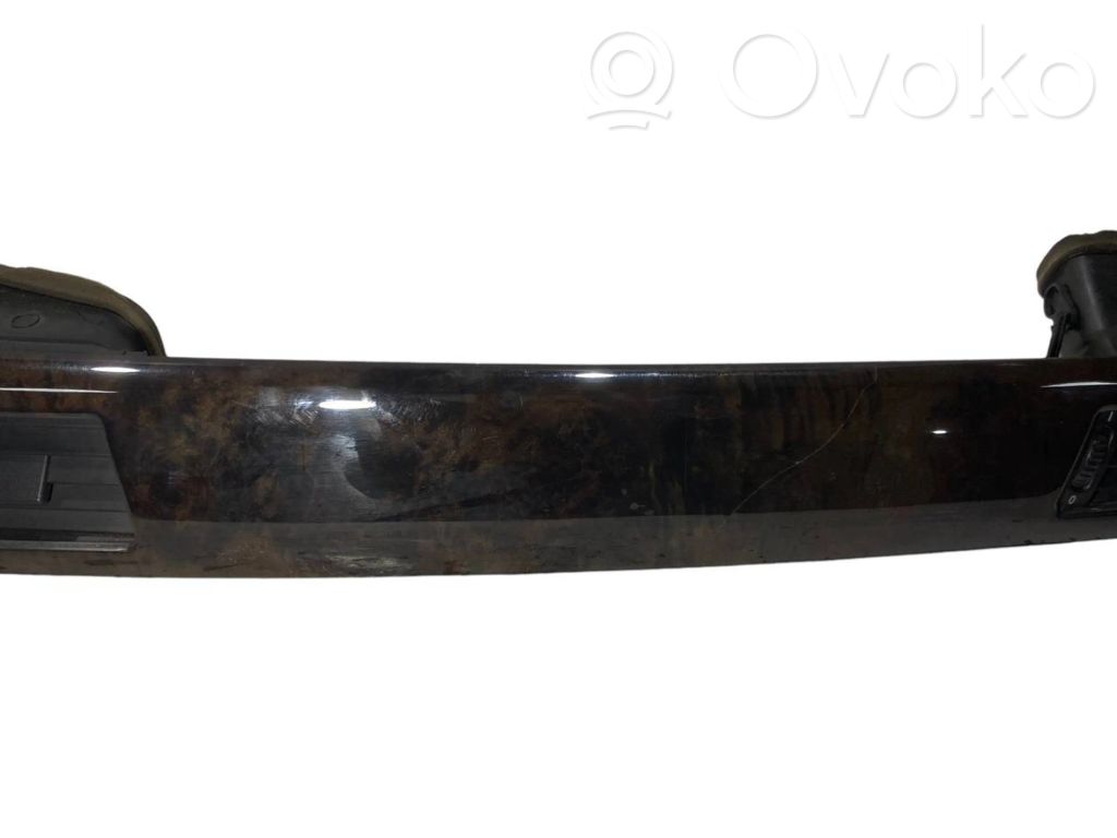 Paneļa dekoratīvās apdares vairogs (centrālais)