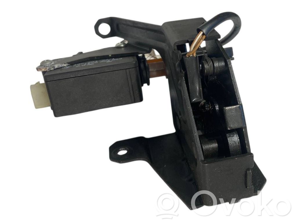 Aizmugurējā pārsega slēdzene