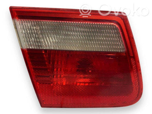 Aizmugurējais lukturis pārsegā