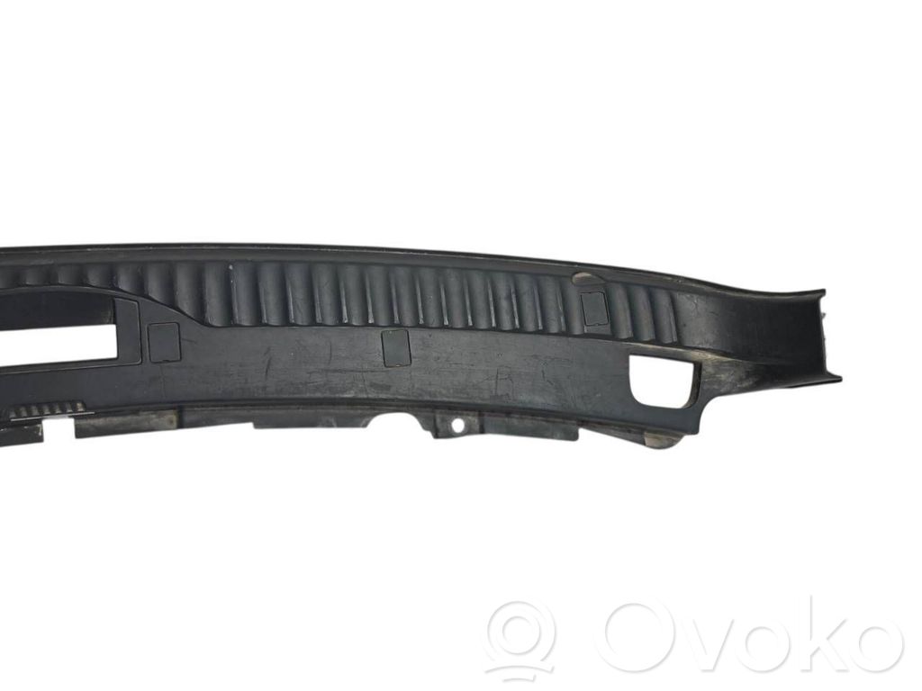 Bagāžnieka sliekšņa dekoratīvā apdare