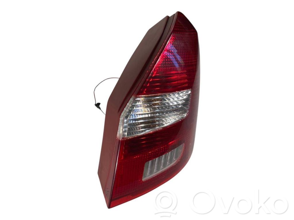 Задний фонарь в кузове