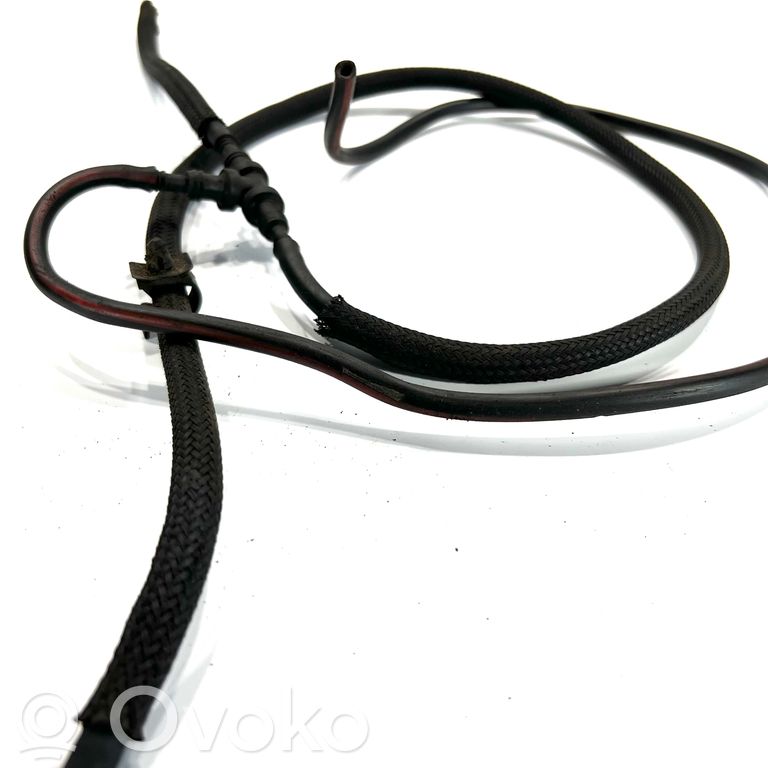 Caurulīte (-es) / šļūtene (-es)