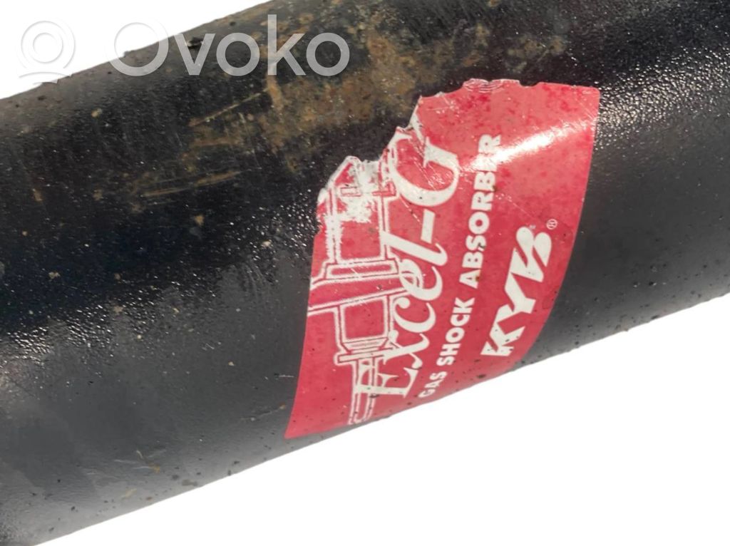 Priekšpusē amortizators ar atsperi