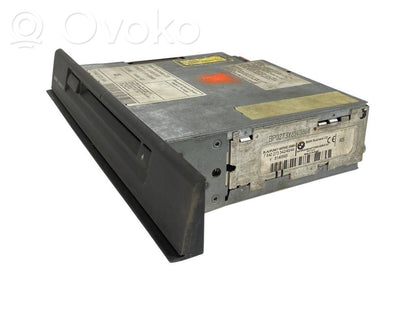 Radio / CD/DVD atskaņotājs / navigācija