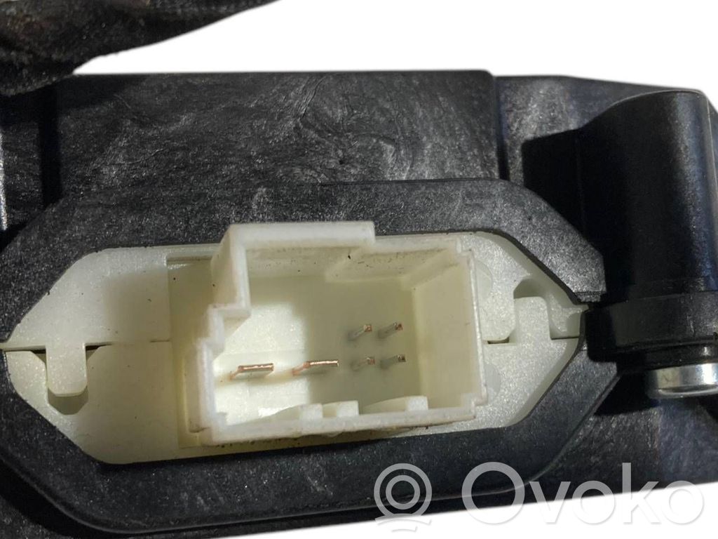 Aizmugurējā pārsega pievilcējs