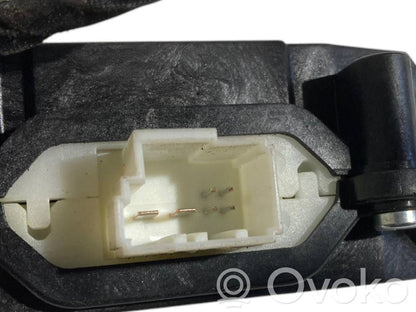 Aizmugurējā pārsega pievilcējs