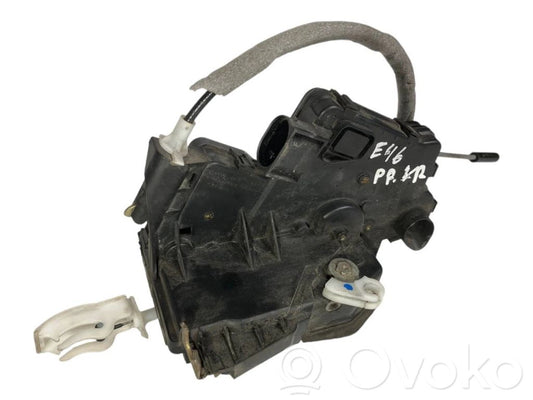 Priekšpusē slēdzene