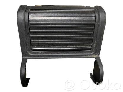 Pelnutrauks (aizmugurē)