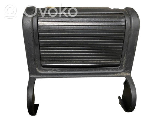 Pelnutrauks (aizmugurē)