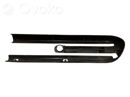 Priekšējā vadītāja sēdekļa sliedītes dekoratīvā apdare