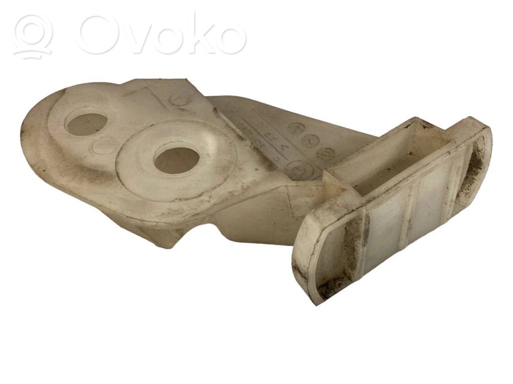 Priekšpusē bampera turētājs