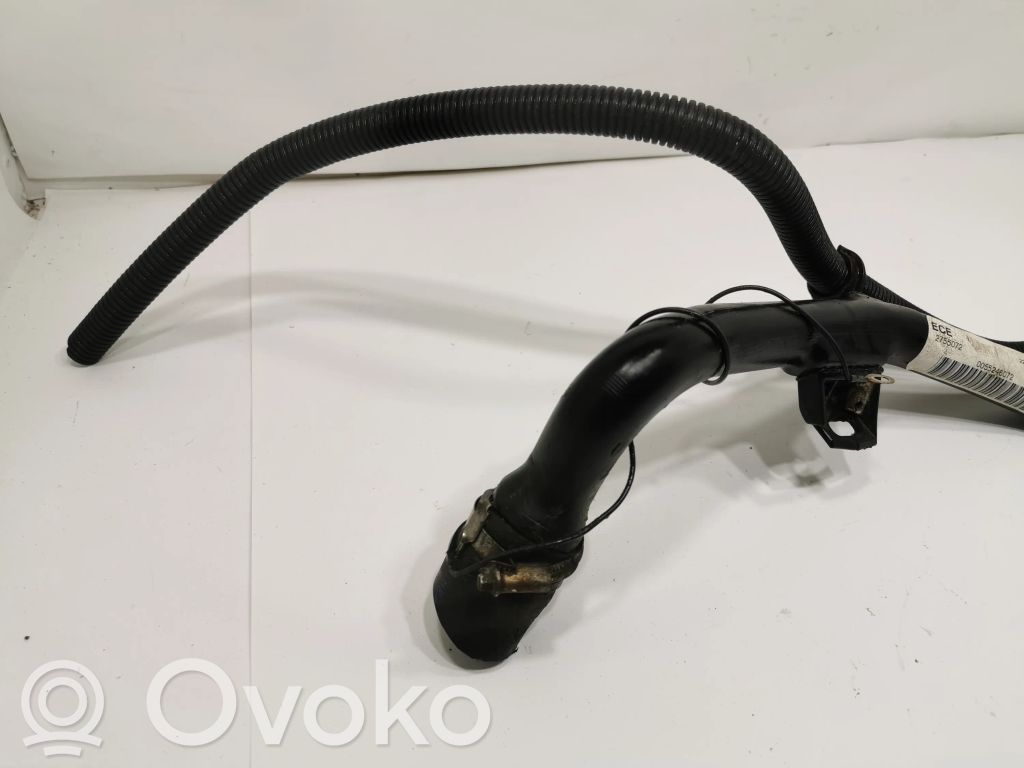 Degvielas tvertnes uzpildes caurule