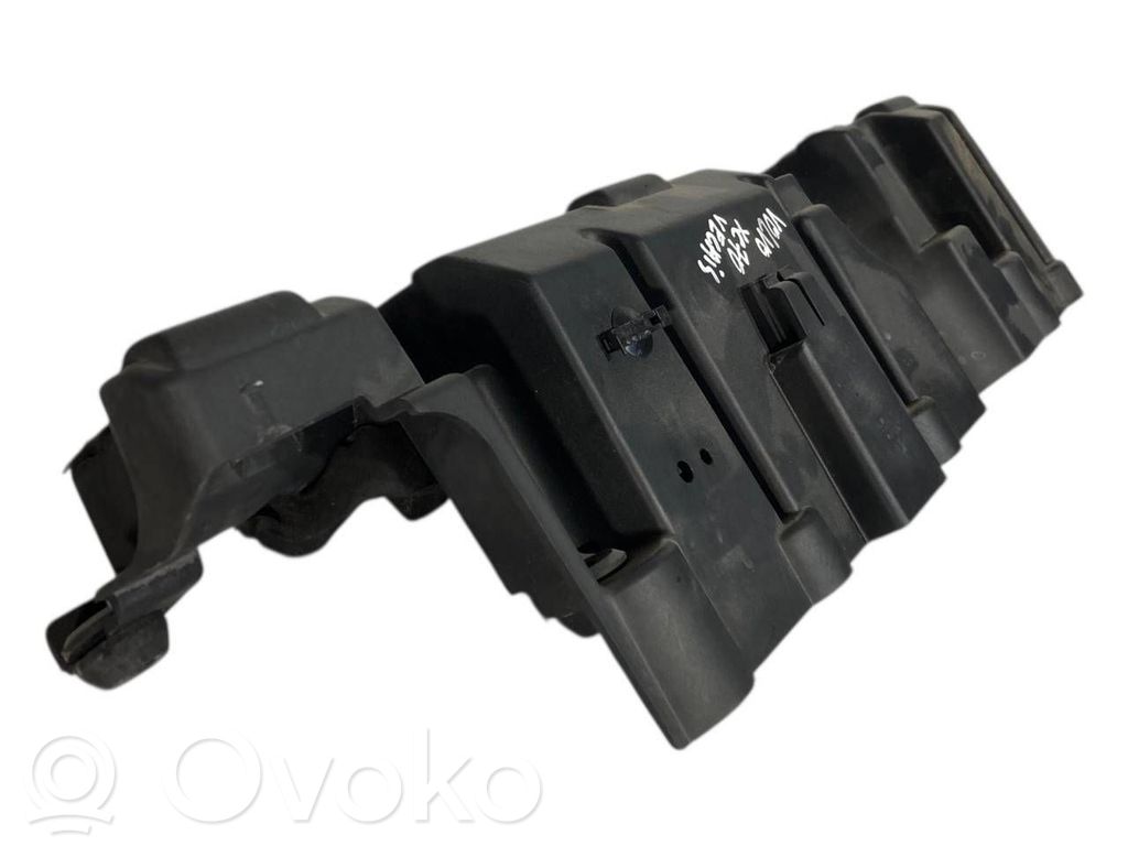 Dzinēja pārsegs (dekoratīva apdare)