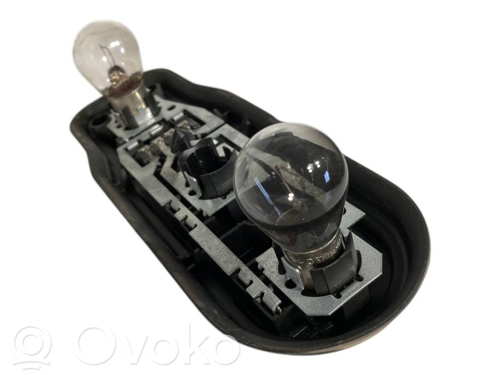 Держатель крышки заднего фонаря