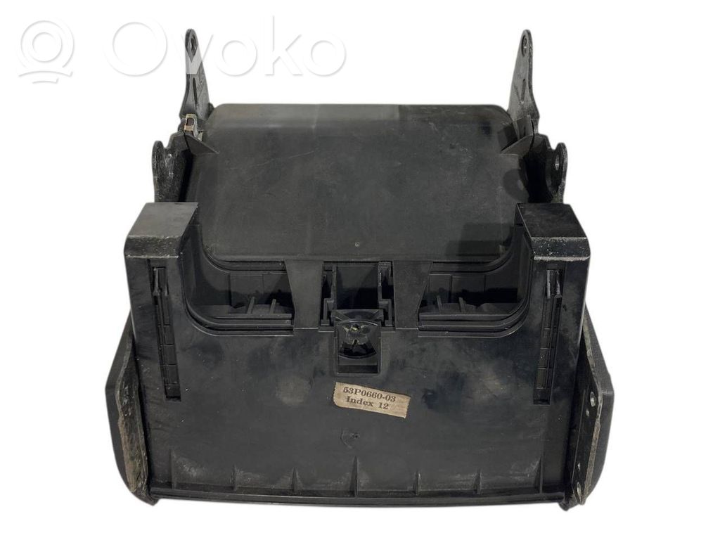 Glāžu turētājs (aizmugurē)