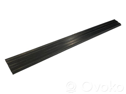 Front sill trim (external)