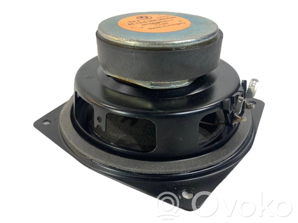 Skaļrunis (-i) aizmugurējā palodzē