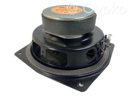 Skaļrunis (-i) aizmugurējā palodzē