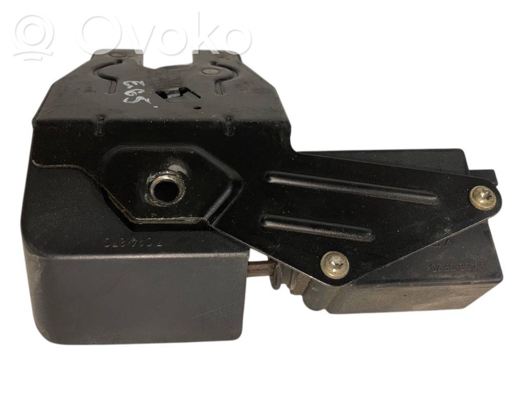 Aizmugurējā pārsega slēdzene