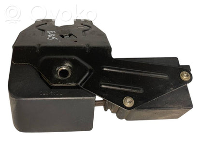 Aizmugurējā pārsega slēdzene