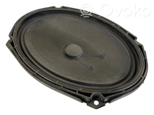 Skaļrunis (-i) aizmugurējā palodzē