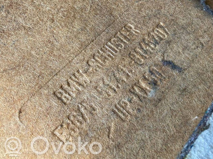 Apšuvums aizmugurējām durvīm