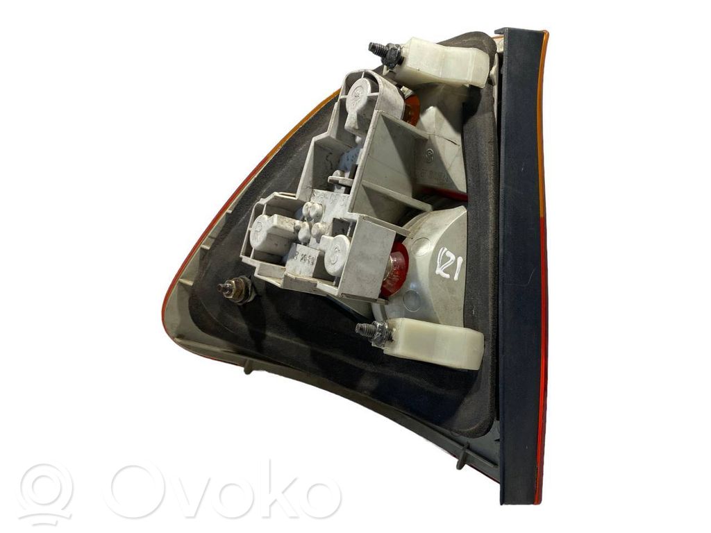 Aizmugurējais lukturis virsbūvē