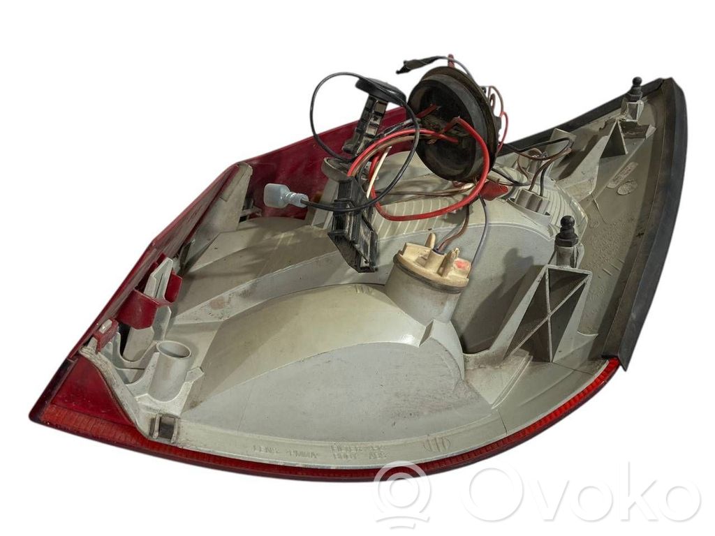 Задний фонарь в кузове