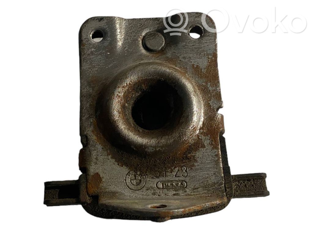 Dzinēja pārsega slēdzene