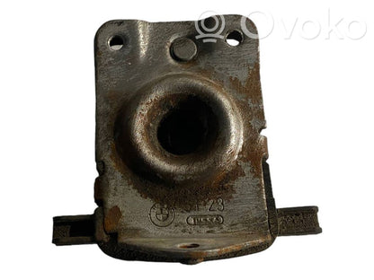 Dzinēja pārsega slēdzene