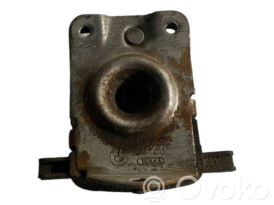 Dzinēja pārsega slēdzene