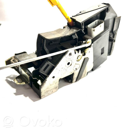 Priekšpusē slēdzene