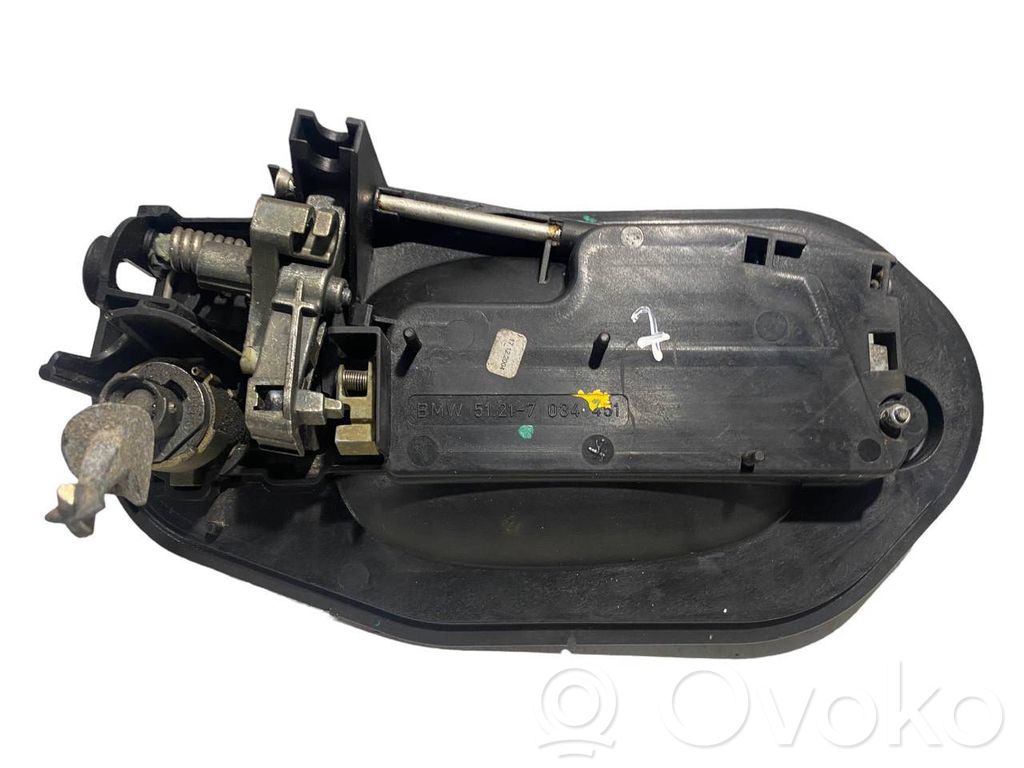 Priekšpusē turētājs / kronšteins ārējam atvēršanas rokturim