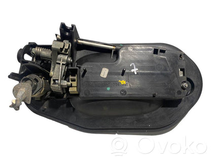 Priekšpusē turētājs / kronšteins ārējam atvēršanas rokturim