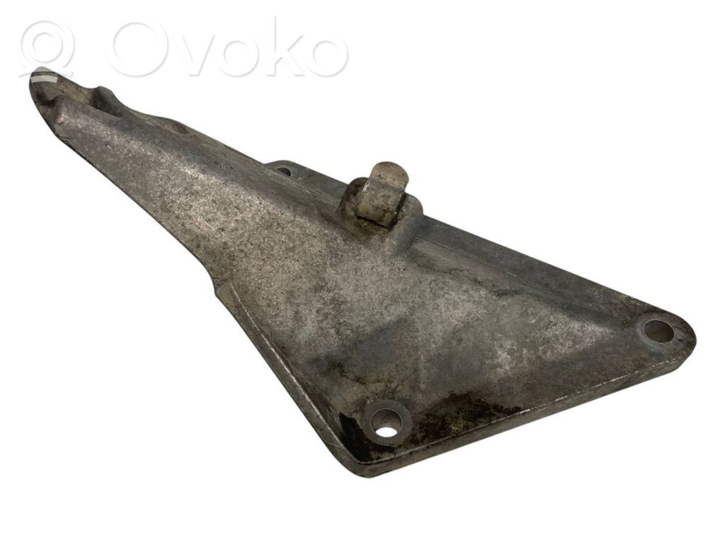 Engine mounting bracket