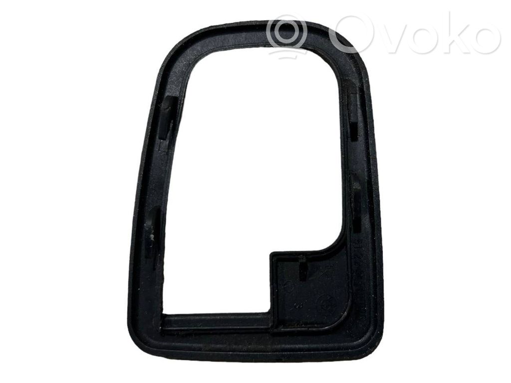 Priekšpusē durvju roktura vāciņš