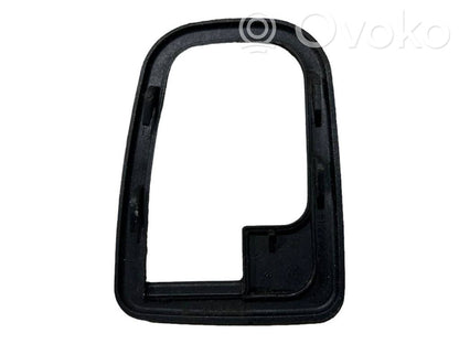 Priekšpusē durvju roktura vāciņš