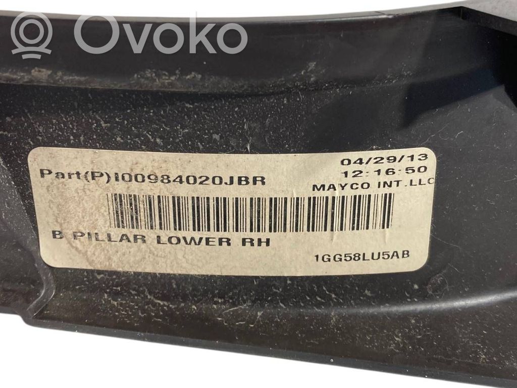 (B) statņa dekoratīvā apdare (apakšdaļa)