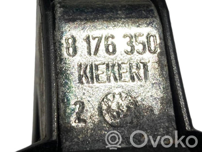 Priekšpusē slēdzenes cilpa