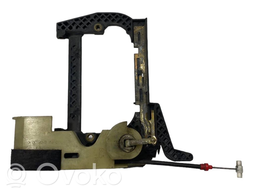 Priekšpusē turētājs / kronšteins ārējam atvēršanas rokturim